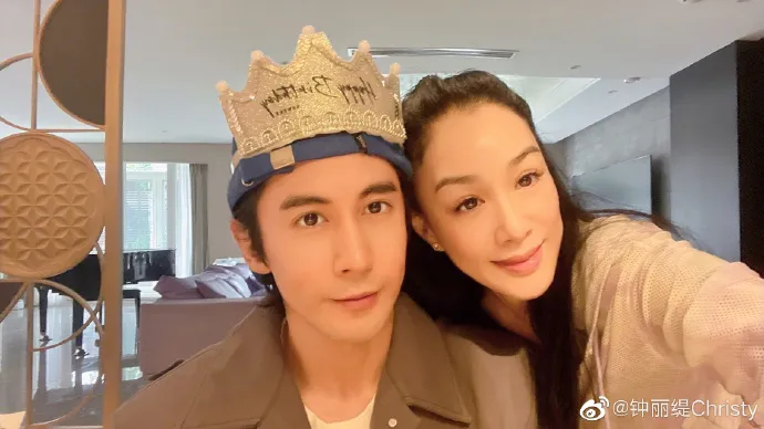 鍾麗緹與小12歲老公張倫碩。翻攝鍾麗緹微博
