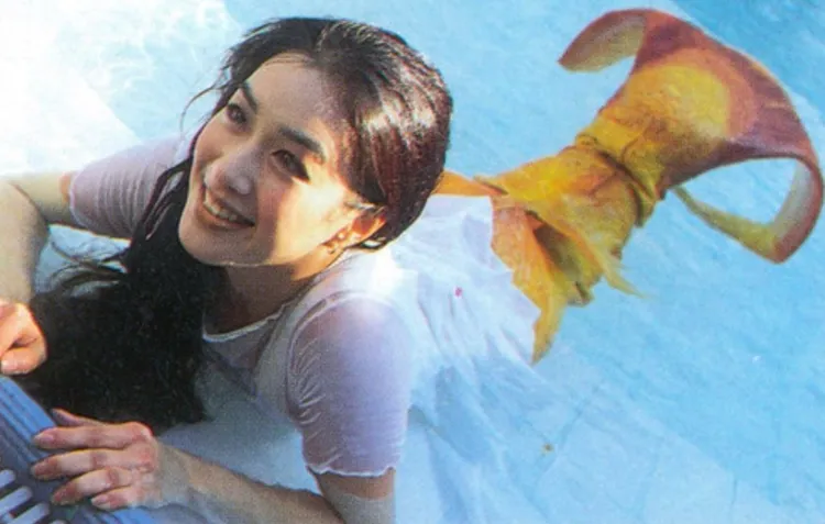 鍾麗緹曾在電影《第六感奇緣之人魚傳說》飾演美人魚。劇照