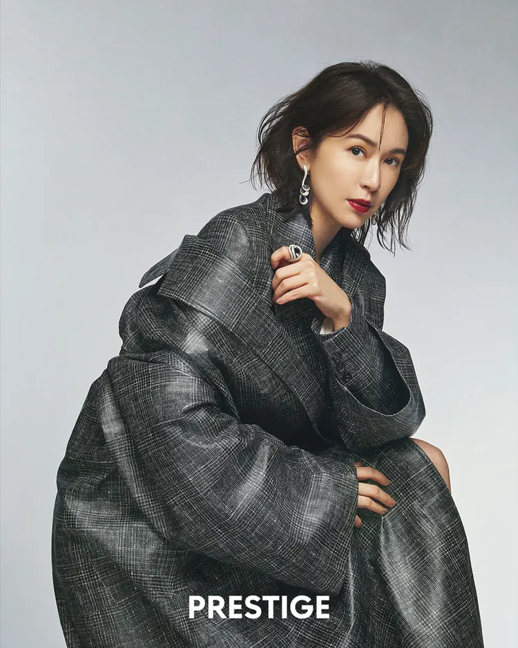 蔡依珊認為亞洲女生身上背負太多框架，到現在還會有人問她「為何要工作」。《PRESTIGE TAIWAN》提供