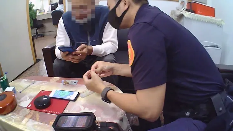 員警勸說柯男勿上詐騙集團的當。讀者提供