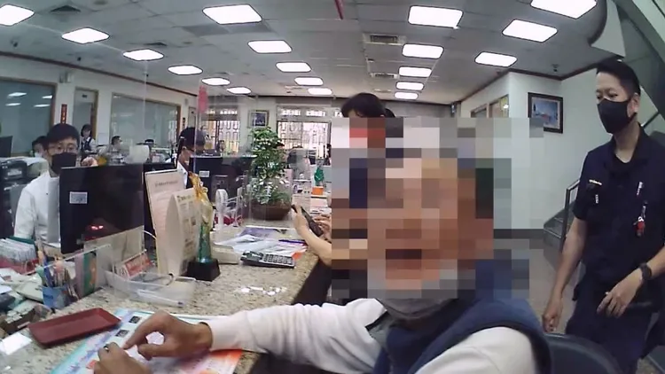 員警勸說柯男勿上詐騙集團的當。讀者提供