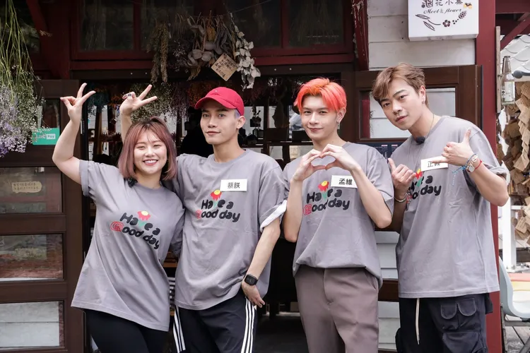 焦凡凡(左起)、蔡朕、孟維與正義一起玩遊戲。衛視中文台提供