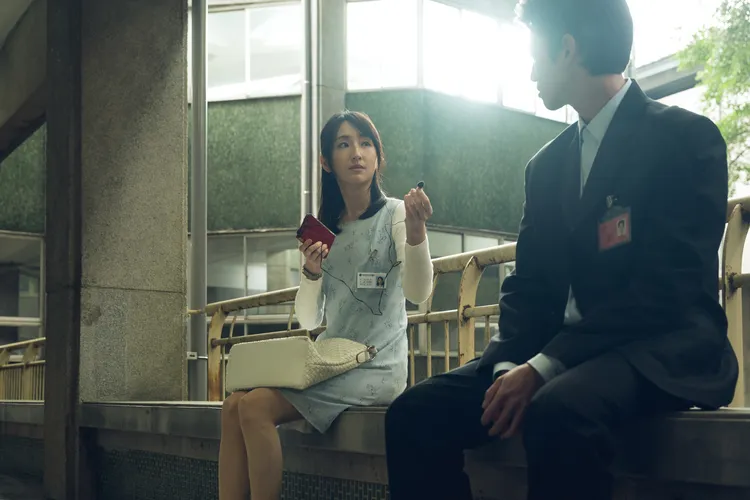 柯佳嬿在《模仿犯》中拿耳機給吳慷仁，讓觀眾聯想《想見你》的橋段。Netflix提供