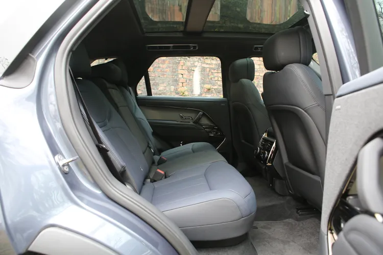 軸距將近3米，因此創造出相當優異的乘坐空間，此外也附有電動椅背調整及專屬左右獨立恆溫空調。林浩昇攝
