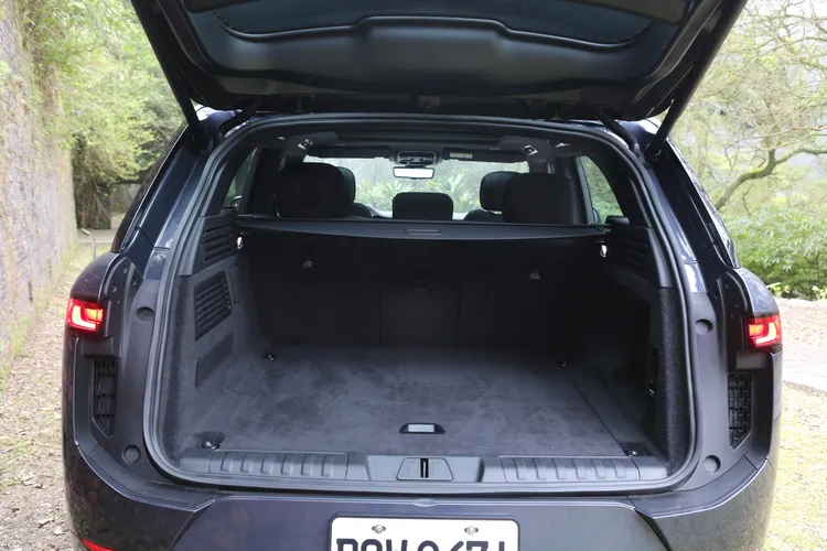 行李廂在標準狀態擁有647公升容積，並且6/4分離椅背收折也採用電動機構。林浩昇攝