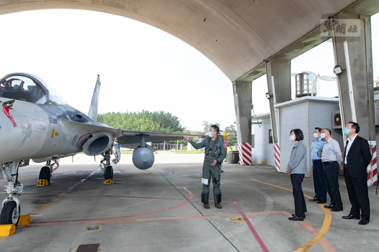 蔡英文到空軍第三聯隊了解任務整備情形。軍聞社提供