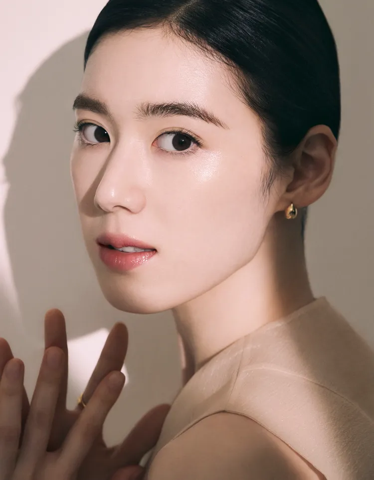 鄭恩彩好到發亮的肌膚，全靠肌膚之鑰「激光瓶」保養。品脾提供