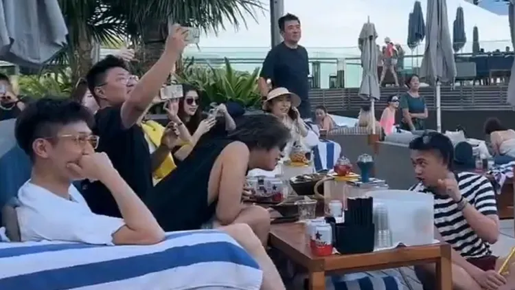 陳柏霖面前桌上至少有3個水煙壺。翻攝芒果撈小萌主微博