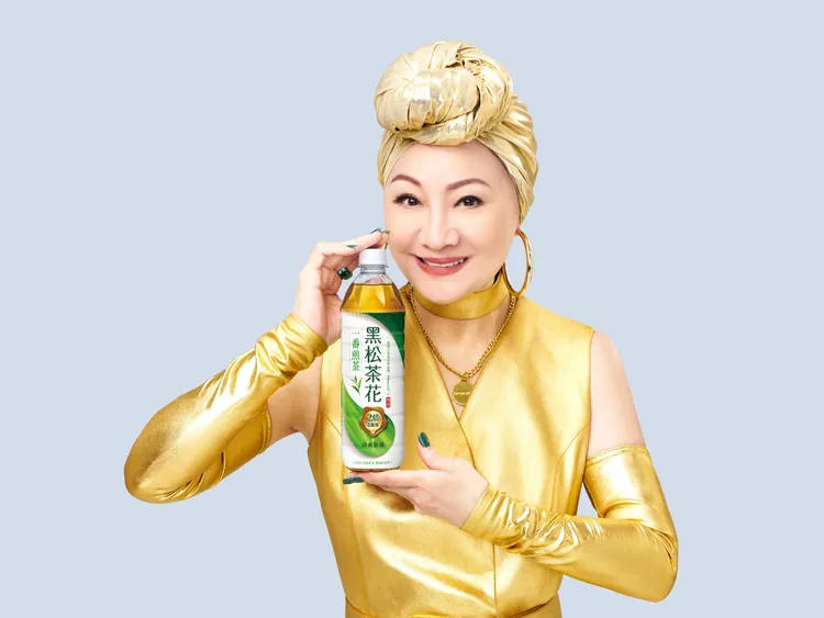 黑松茶花今年邀請比莉姐擔任年度代言人，同步推出新品「黑松茶花一番煎茶」。業者提供