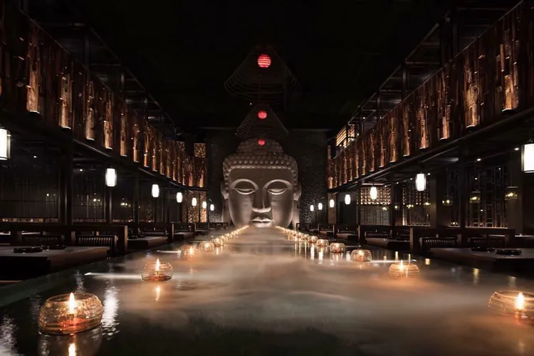 「天水玥」店內的氛圍相當浮誇，成遊客必訪朝聖打卡名店。翻攝自臉書「天水玥 秘境鍋物殿」