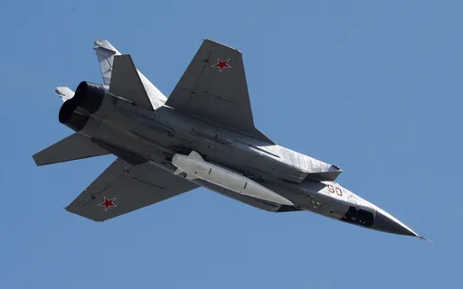 俄羅斯米格31戰機空中起火墜毀　兩飛行員及時彈射逃生