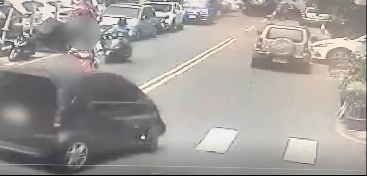 劉姓婦人一連撞倒3名機車女騎士，再衝撞停在路邊的4部機車。讀者提供