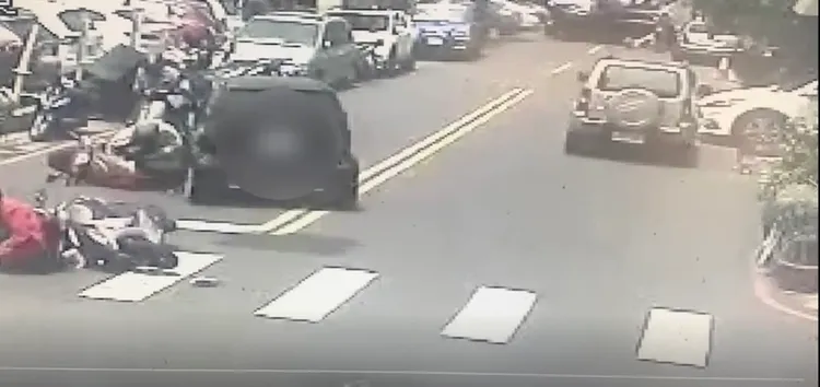 劉姓婦人一連撞倒3名機車女騎士，再衝撞停在路邊的4部機車。讀者提供