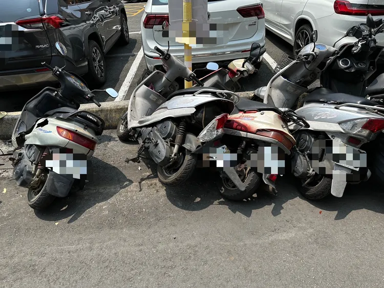 停在路邊四部機車也遭劉婦開車撞倒。讀者提供