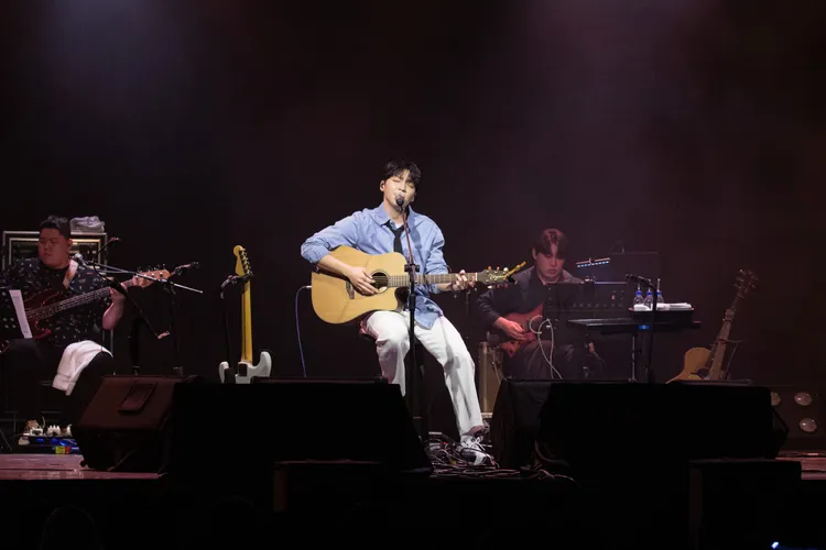 鄭世雲演唱還沒發行的新歌。映珈娛樂提供