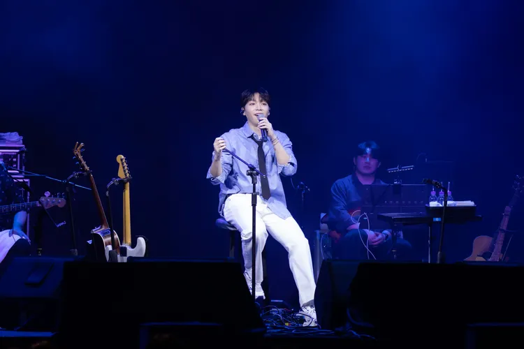 鄭世雲覺得臭豆腐還不錯吃。映珈娛樂提供