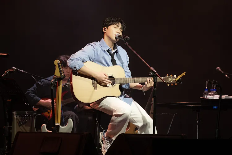 鄭世雲自彈自唱非常投入。映珈娛樂提供