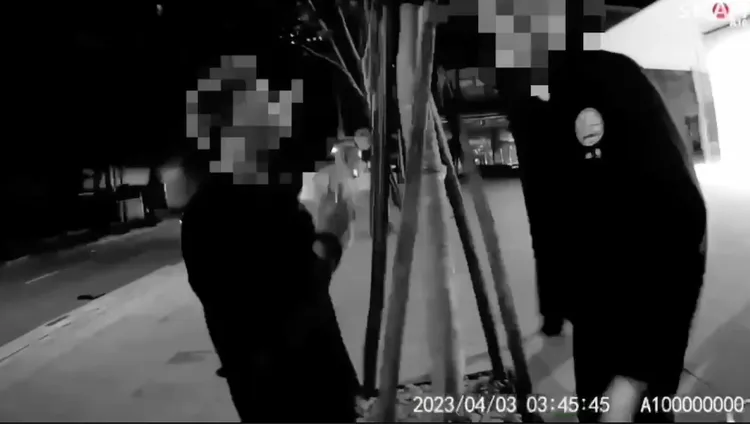 張男（圖右）不爽被罰，不斷對警員咆哮。翻攝畫面