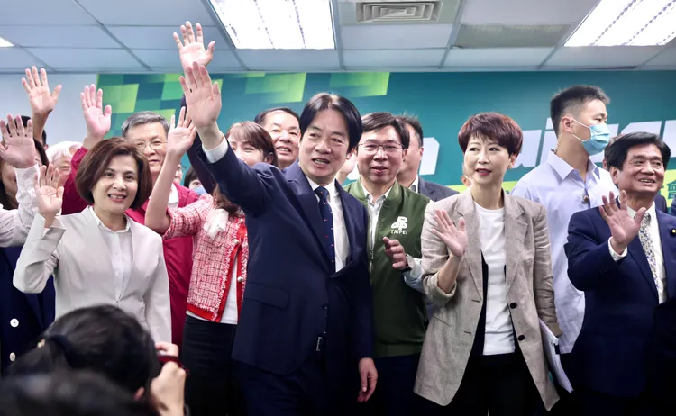 賴清德和與會黨內同志一同呼口號「Team Taiwan！挺台灣」。林林攝