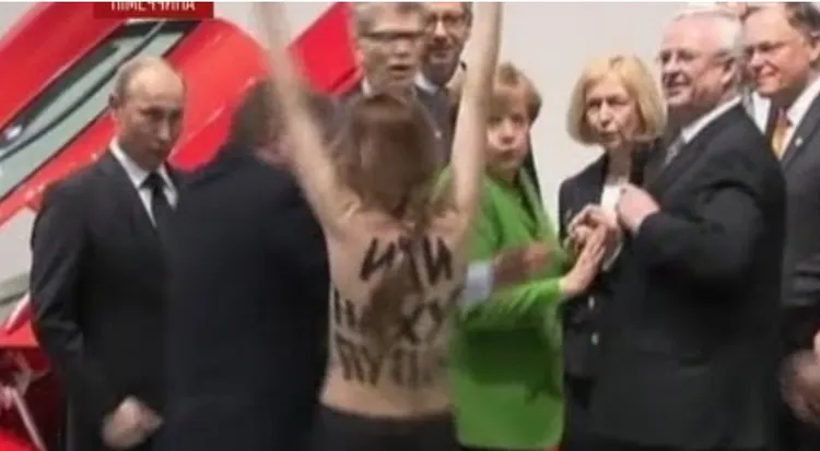 普丁訪問德國遭到抗議，笑看一切。翻攝YouTube