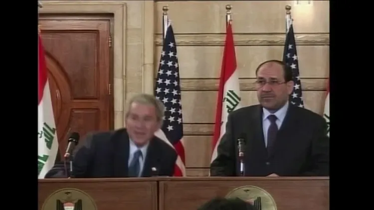 布希身手敏捷躲過向他飛來的鞋子。美聯社資料照片