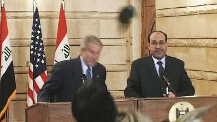 布希2008訪問伊拉克，在記者會上遭人扔鞋。美聯社