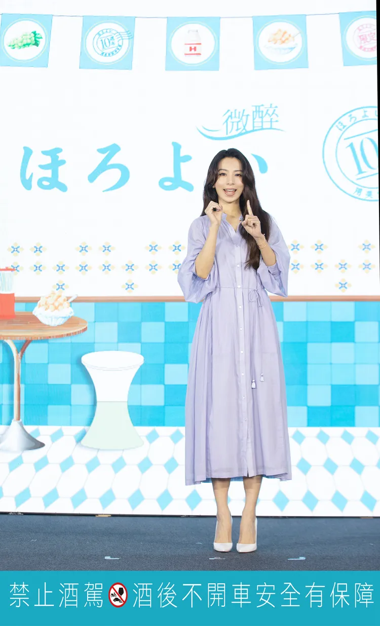 「HOROYOI微醉」10年代言人Hebe田馥甄現身芒果冰風味沙瓦上市暨10週年記者會現場，首度化身「微醉冰果室」闆娘。業者提供