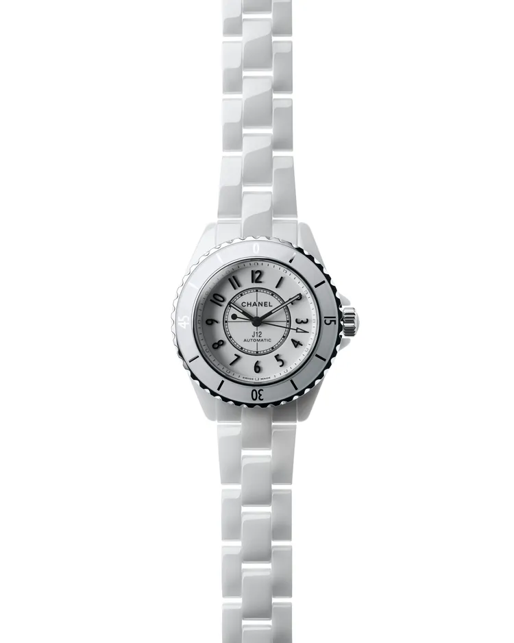 J12白色科技陶瓷自動上鍊腕錶，23萬元。品牌提供