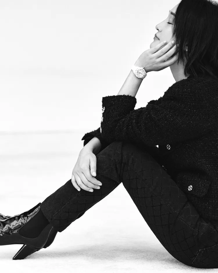 周迅在J12廣告影片中，與澳洲女星瑪歌羅比展開了1段長達1分鐘的隔空對話。品牌提供