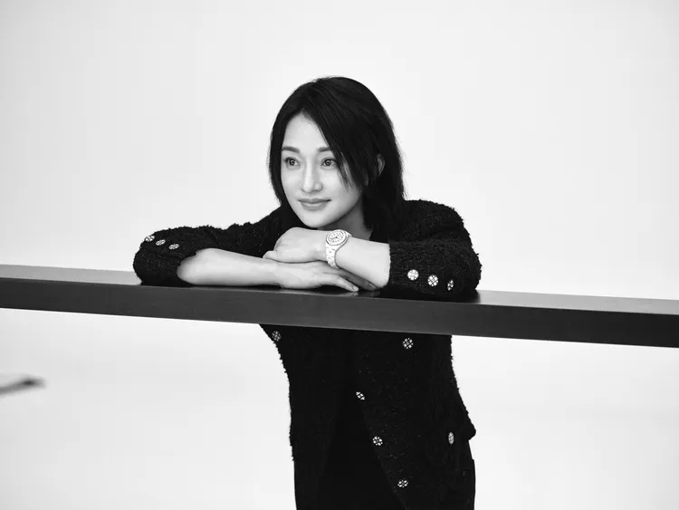 身為香奈兒形象大使的周迅，正式加入「J12女神團」，出演品牌「IT’S ALL ABOUT SECONDS」全新腕錶形象廣告。品牌提供