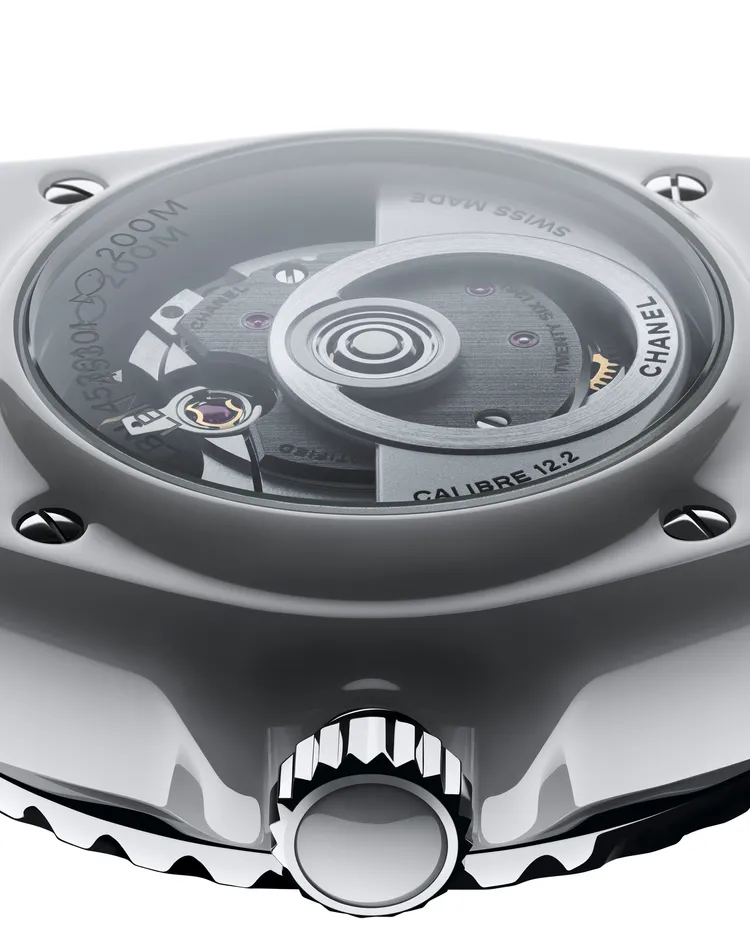 錶徑為33mm的J12腕錶，搭載香奈兒和瑞士Kenissi錶廠攜手研發的Caliber 12.2自動上鍊機芯。品牌提供