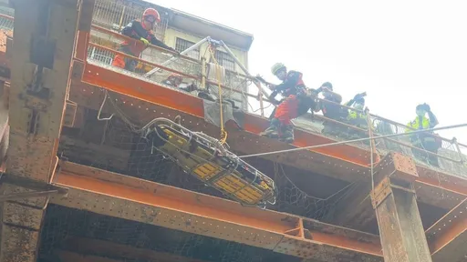 攀鷹架工作卻沒做好這件事　新北工人不慎踩空墜落地下2樓