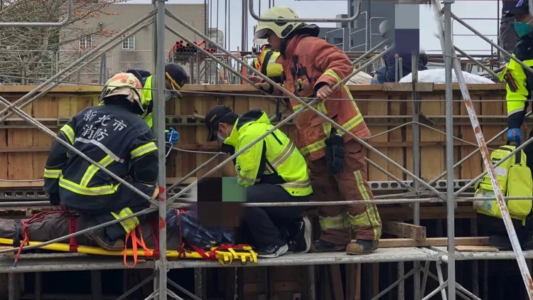 現場位置狹小提高救援難度。新北市消防局提供