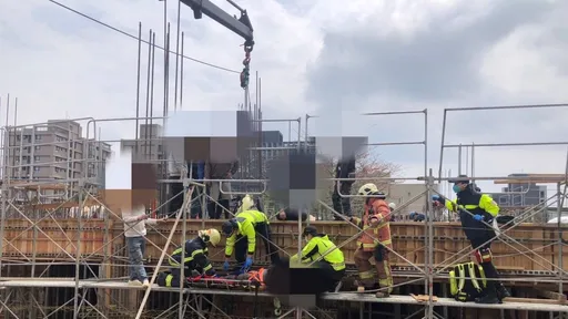 工人昏厥倒臥2層樓高鷹架　新北消防出動吊臂救人及時送醫