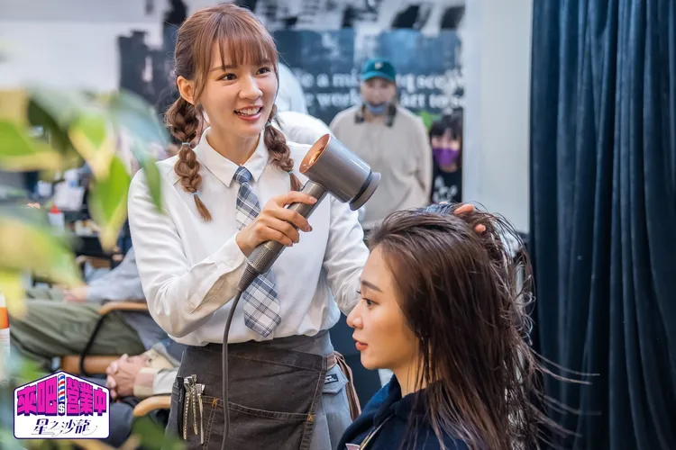 林莎（左）幫篠崎泫吹頭髮。TVBS提供