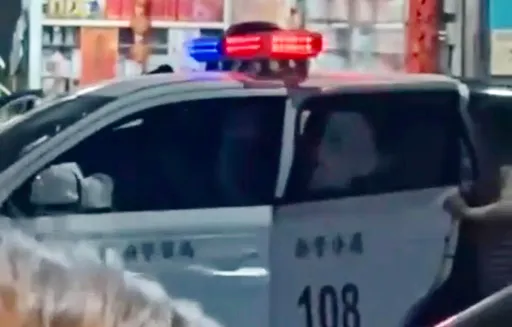 這包好坎坷!遭怪怪婦棄置飲料店又掛路人車上 丟進警車才物歸原主