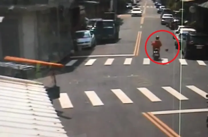 吳女騎車經過時，民宅突然滾出一顆籃球。民眾提供