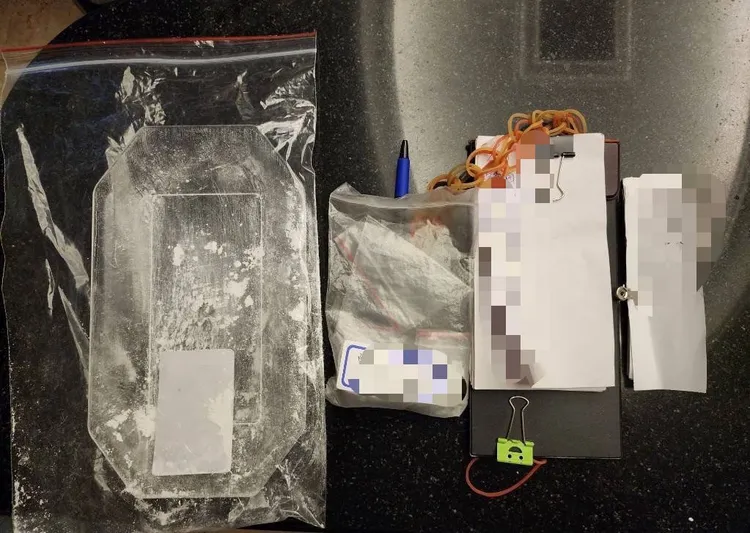 檢警今晨搜索大帝國舞廳，起出大批毒品。翻攝畫面