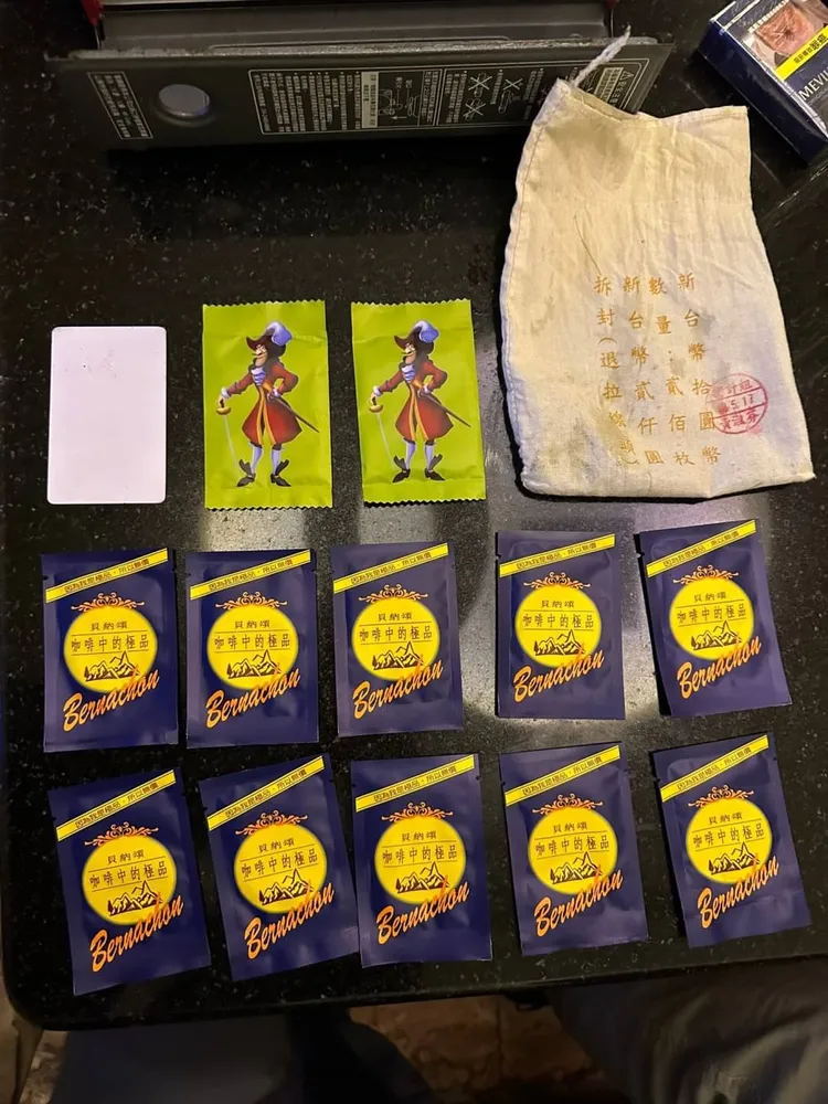 檢警今晨搜索大帝國舞廳，起出大批毒品。翻攝畫面