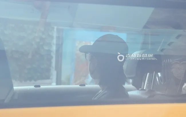 坐在後座的桂綸鎂不時看著窗外放空。特勤中心攝