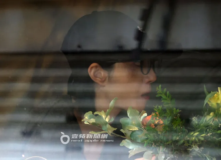 桂綸鎂戴著厚厚的眼鏡、低調的帽子，跟工作夥伴坐在小包廂用餐。特勤中心攝