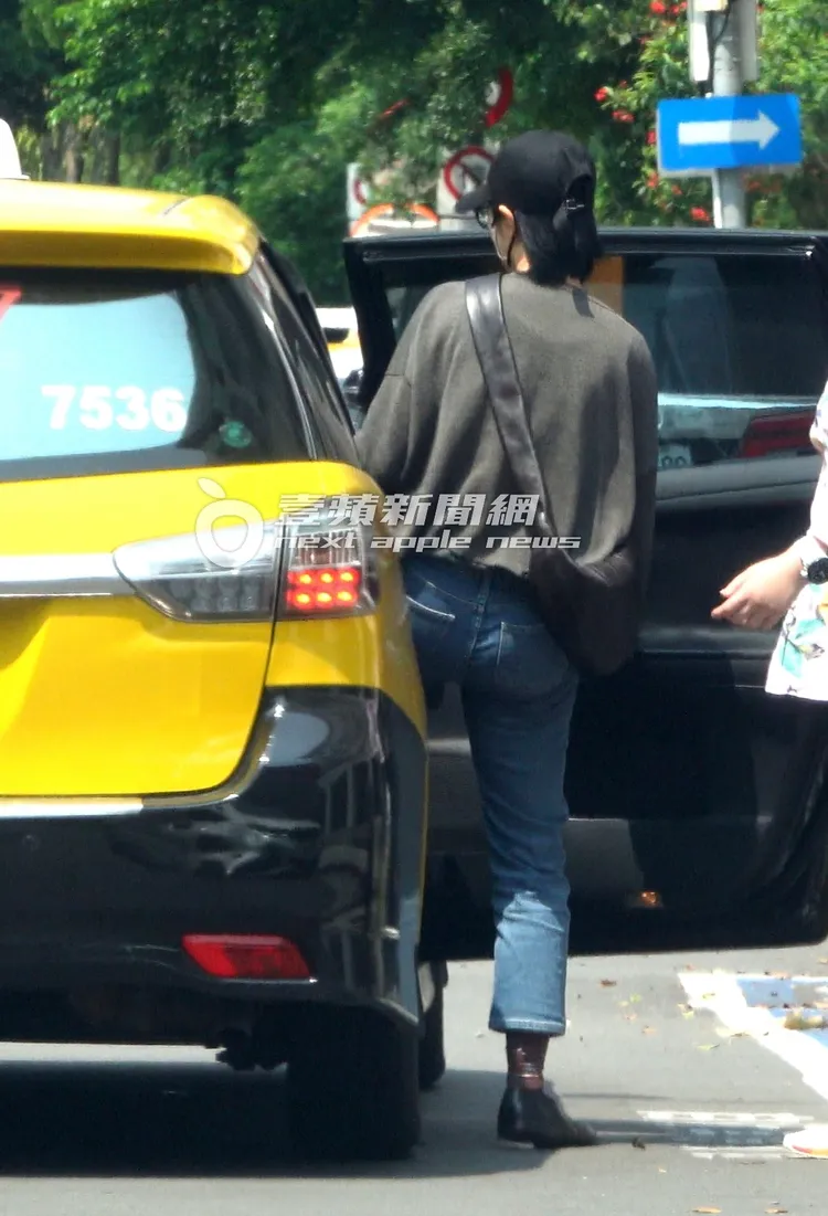 桂綸鎂在工作人員的掩護下，快步坐上計程車離開。特勤中心攝