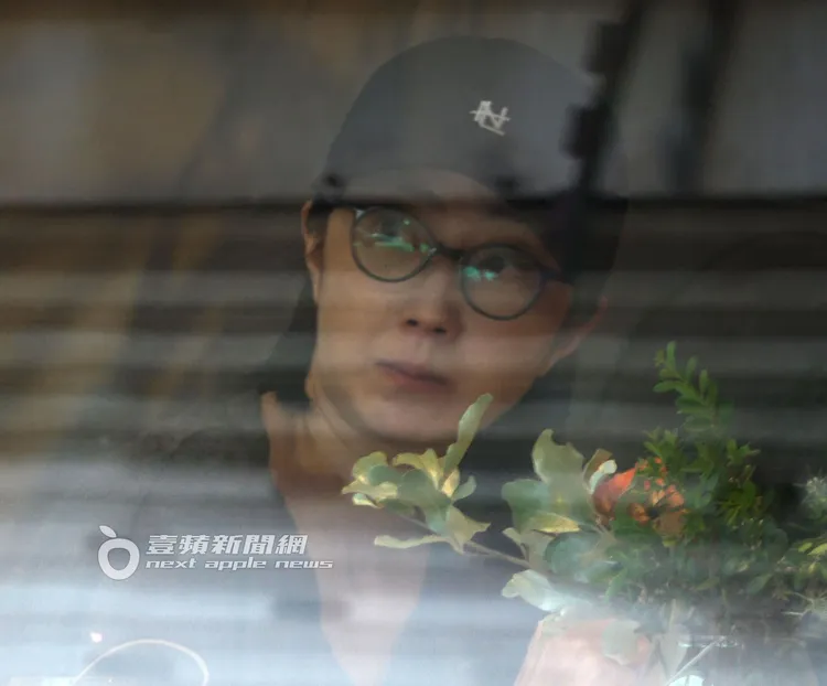 桂綸鎂頂著素顏十分低調的在餐廳內，與工作夥伴討論工作。特勤中心攝