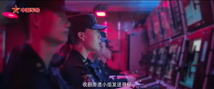 影片中指揮所內喊出「收到滲透小組發送目標」。翻攝微博