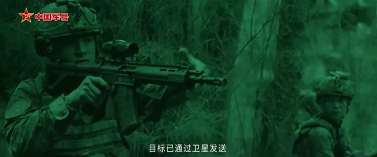 影片中中國海軍陸戰隊員執行敵後滲透任務。翻攝微博