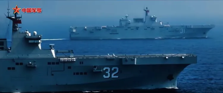 片中舷號032為兩棲攻擊艦「廣西號」；舷號031為兩棲攻擊艦「海南號」。翻攝微博