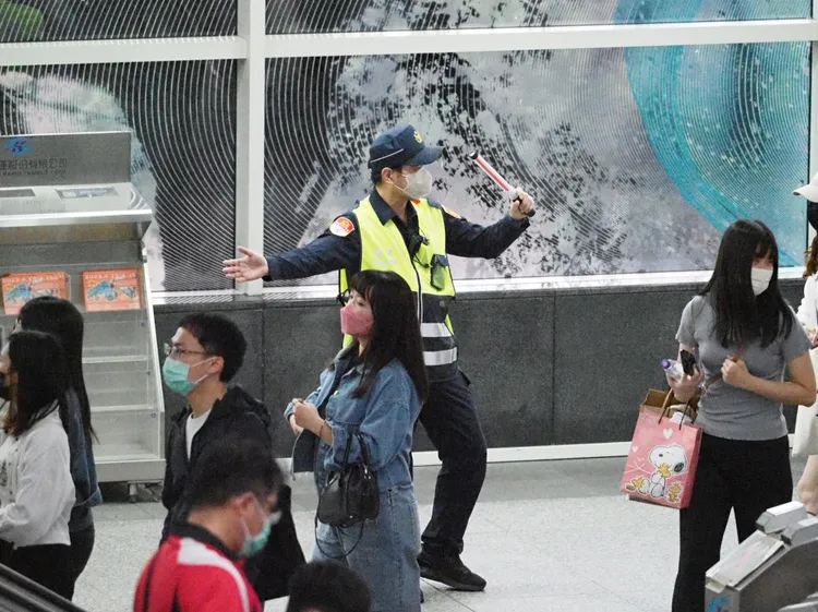 捷警許清華在捷運世運站協助疏道人潮。翻攝畫面