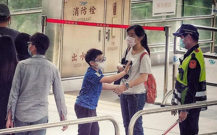 五迷警察要上班，幫五迷維持秩序，兒子進場前先去探班，擁抱爸爸。翻攝畫面