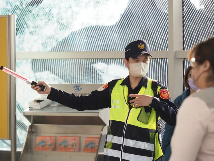 捷警許清華在捷運世運站協助疏道人潮。翻攝畫面