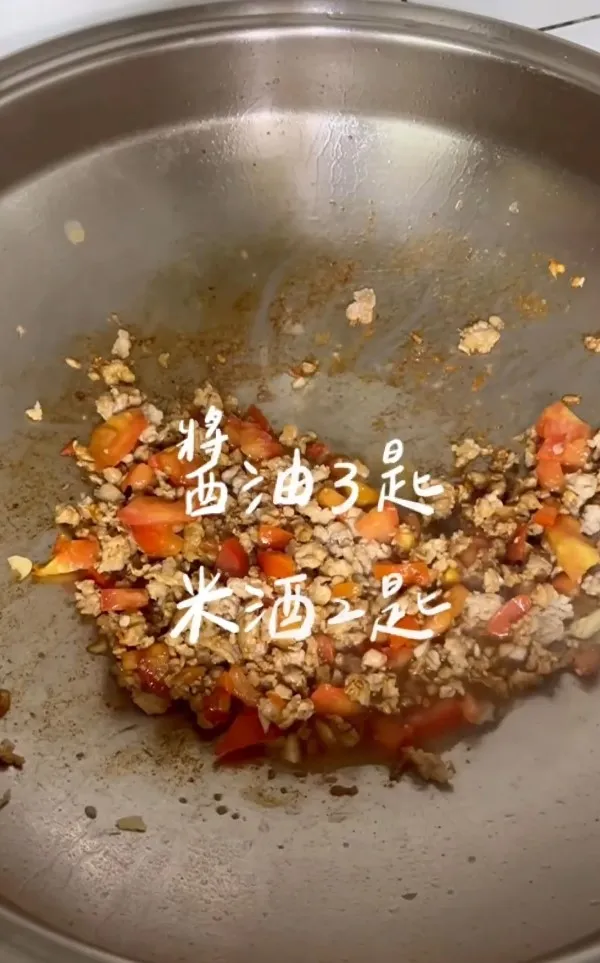 準備食材:絞豬肉、番茄切丁、九層塔葉切碎、蒜末、醬油3匙、米酒2匙、辣椒。IG @food_ootd 提供